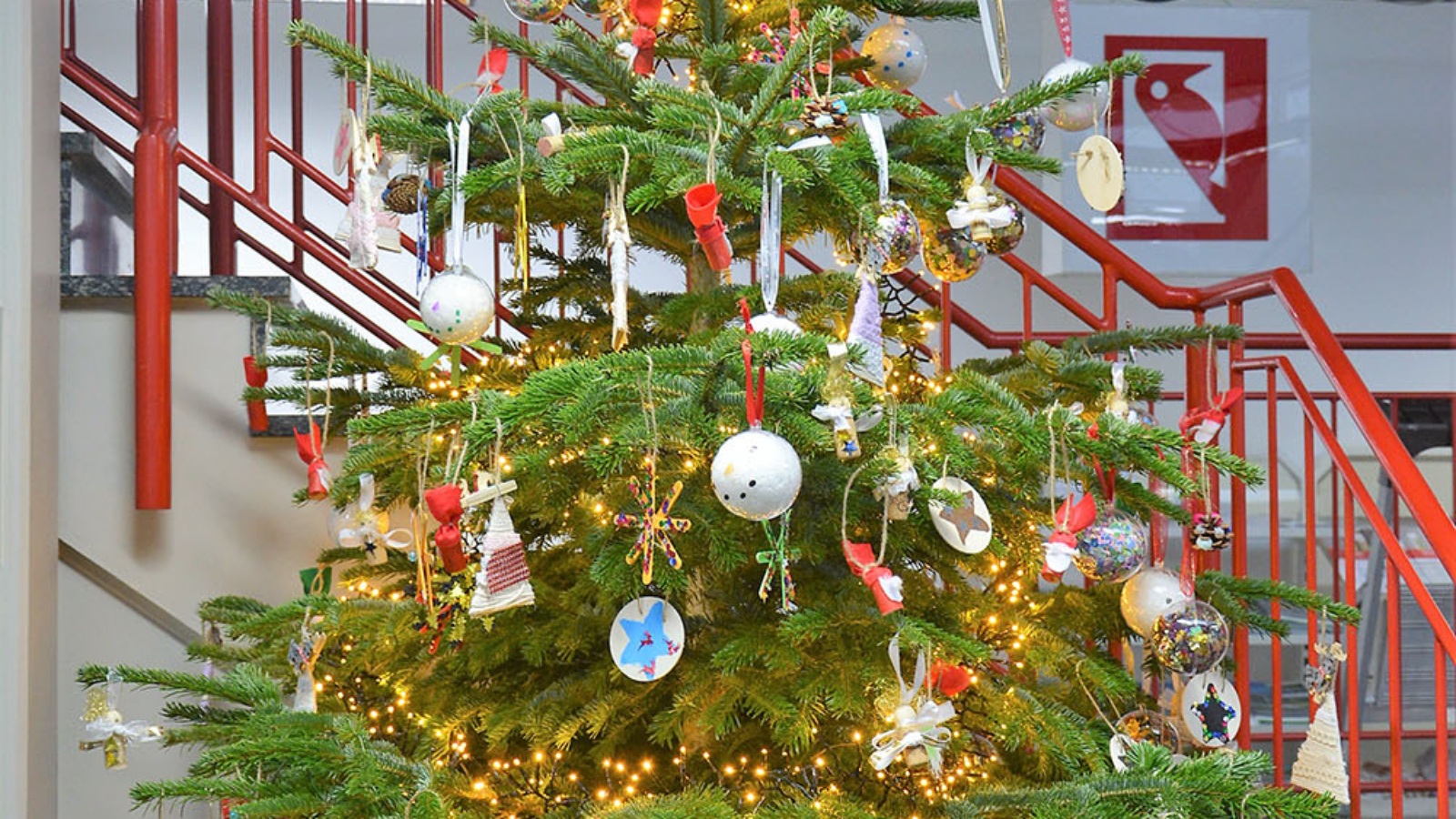 Specht Baum schmücken