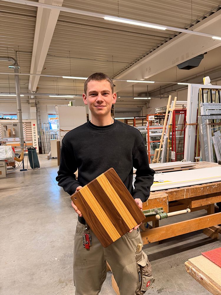 Tim startet durch: Sein erstes Schulprojekt bei der Schreinerei Jakobs