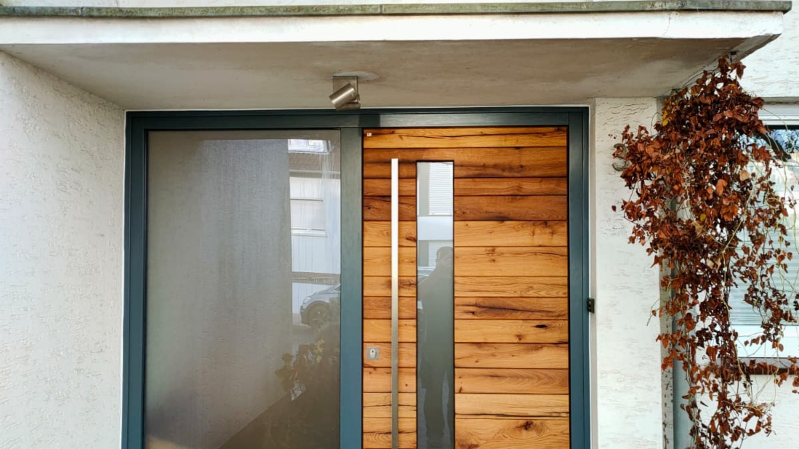 Neue Haustür im modernen Holzdesign