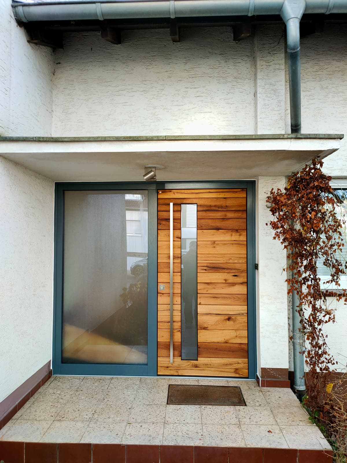 Neue Haustür im modernen Holzdesign