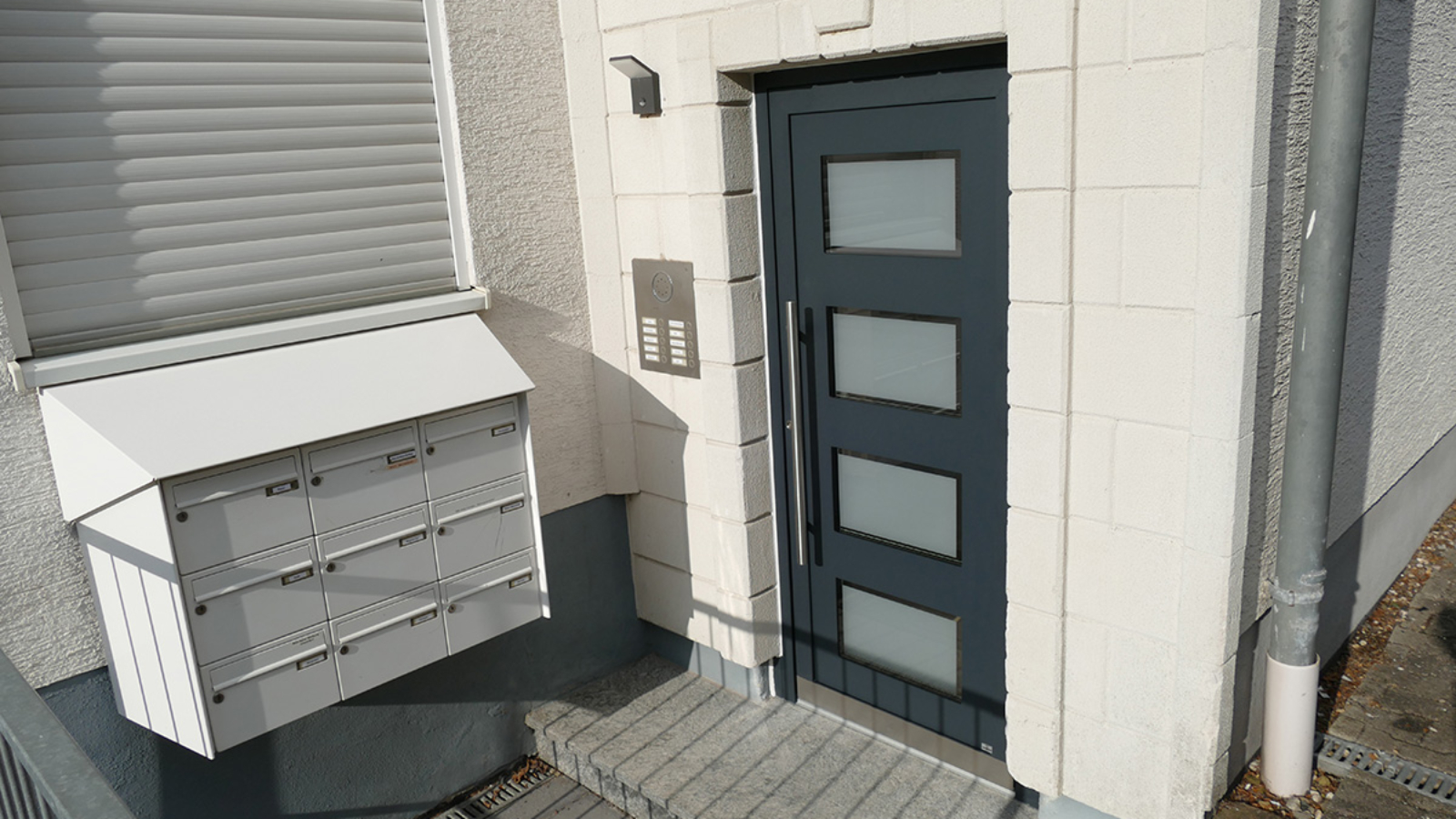 Neue sichere Haustür für ein Mehrfamilienhaus in Bonn