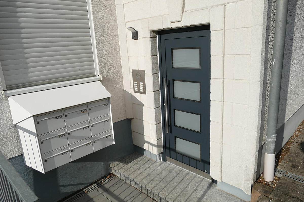 Neue sichere Haustür für ein Mehrfamilienhaus in Bonn