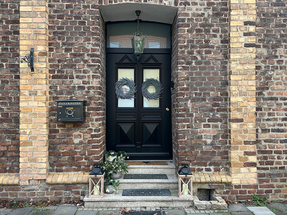 Neue Haustür im klassischen Stil – mit moderner Technik