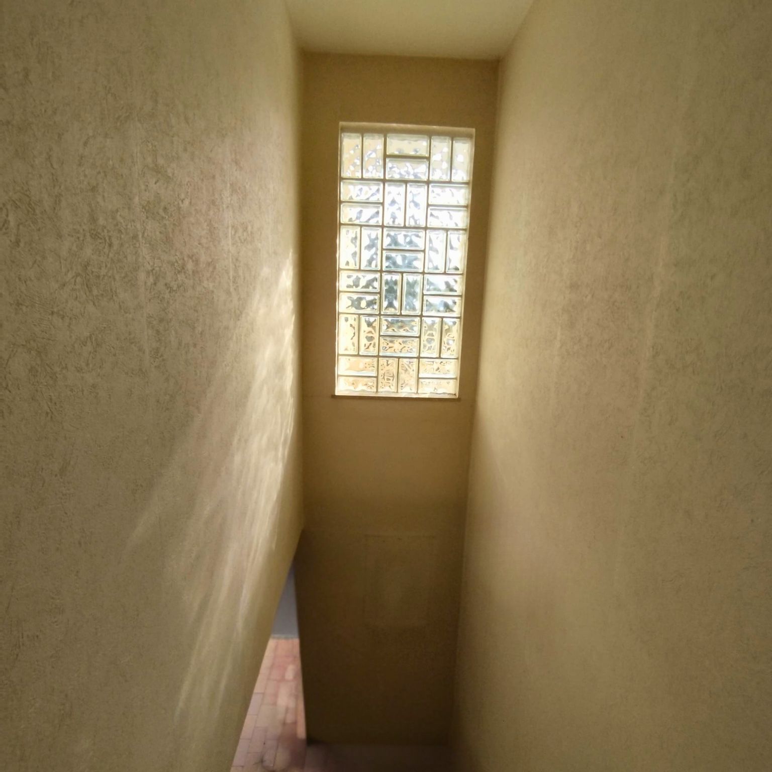 Treppenhausfenster innen vorher