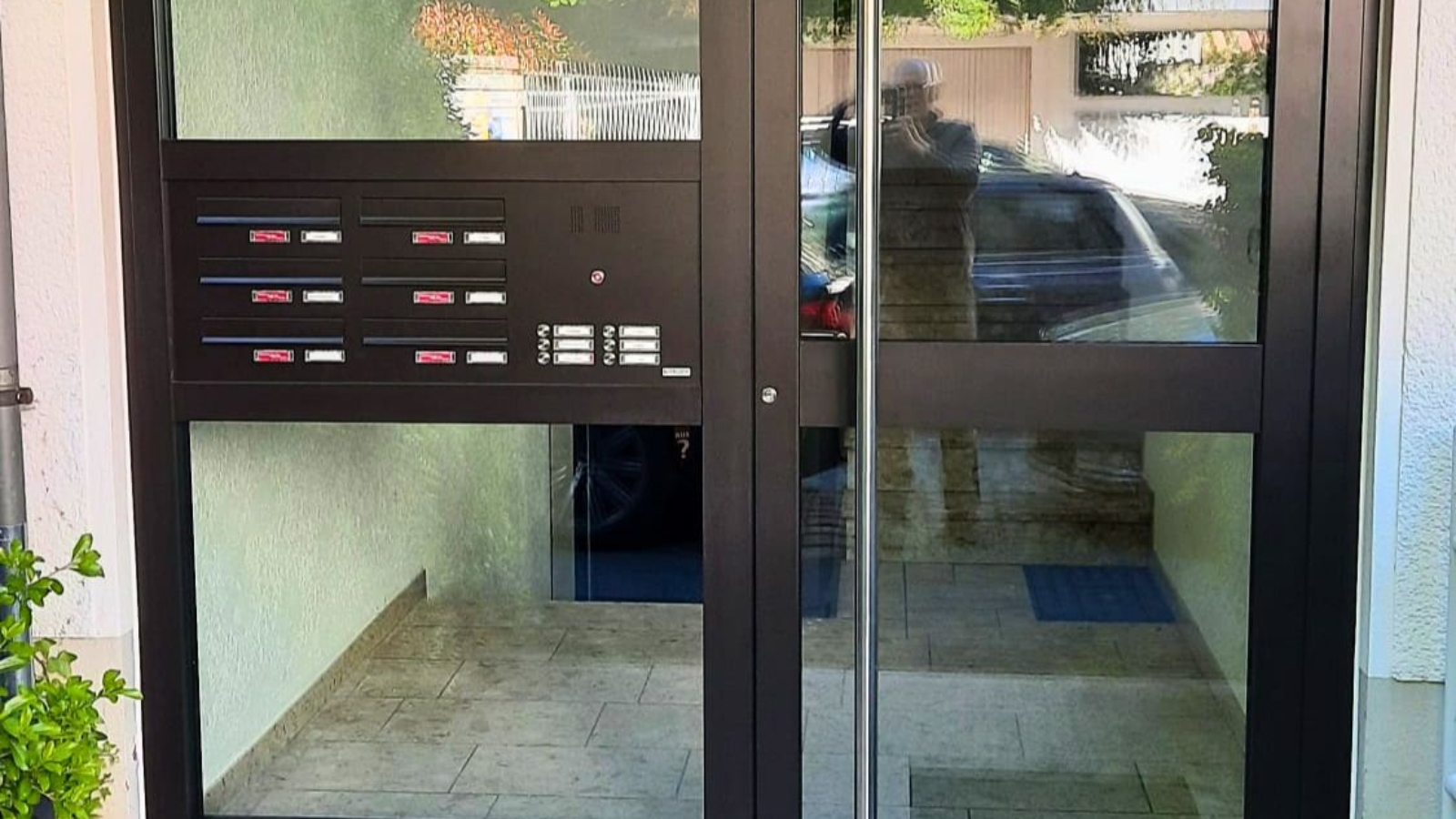 Moderne Haustür für ein Mehrfamilienhaus