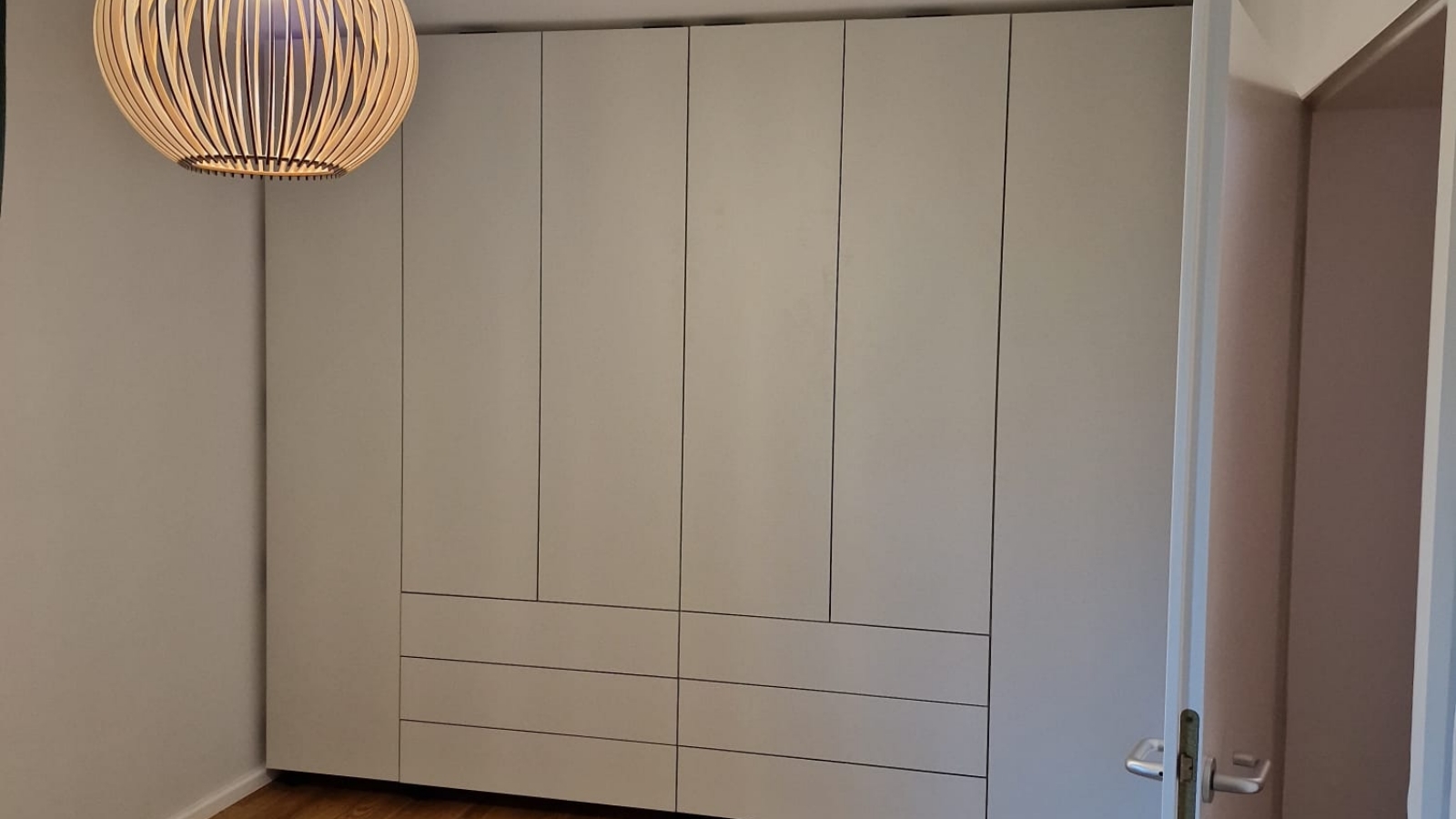 Vom ersten Entwurf bis zur fertigen Montage – Ein Einbauschrank nach Maß