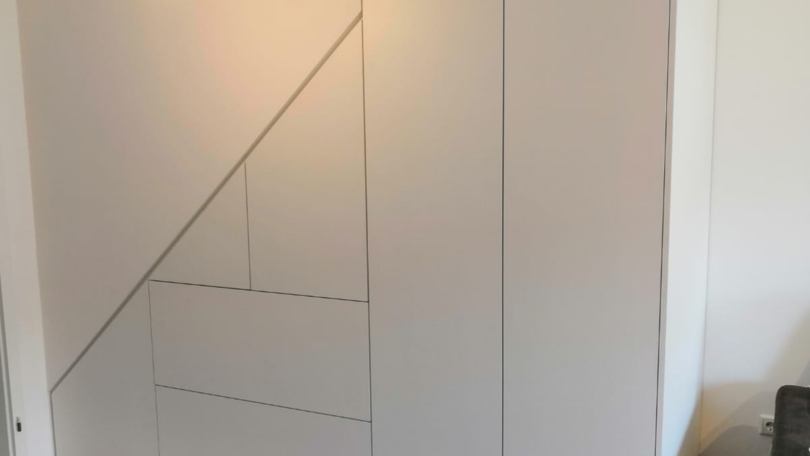 Maßgefertigter Stauraum unter der Treppe