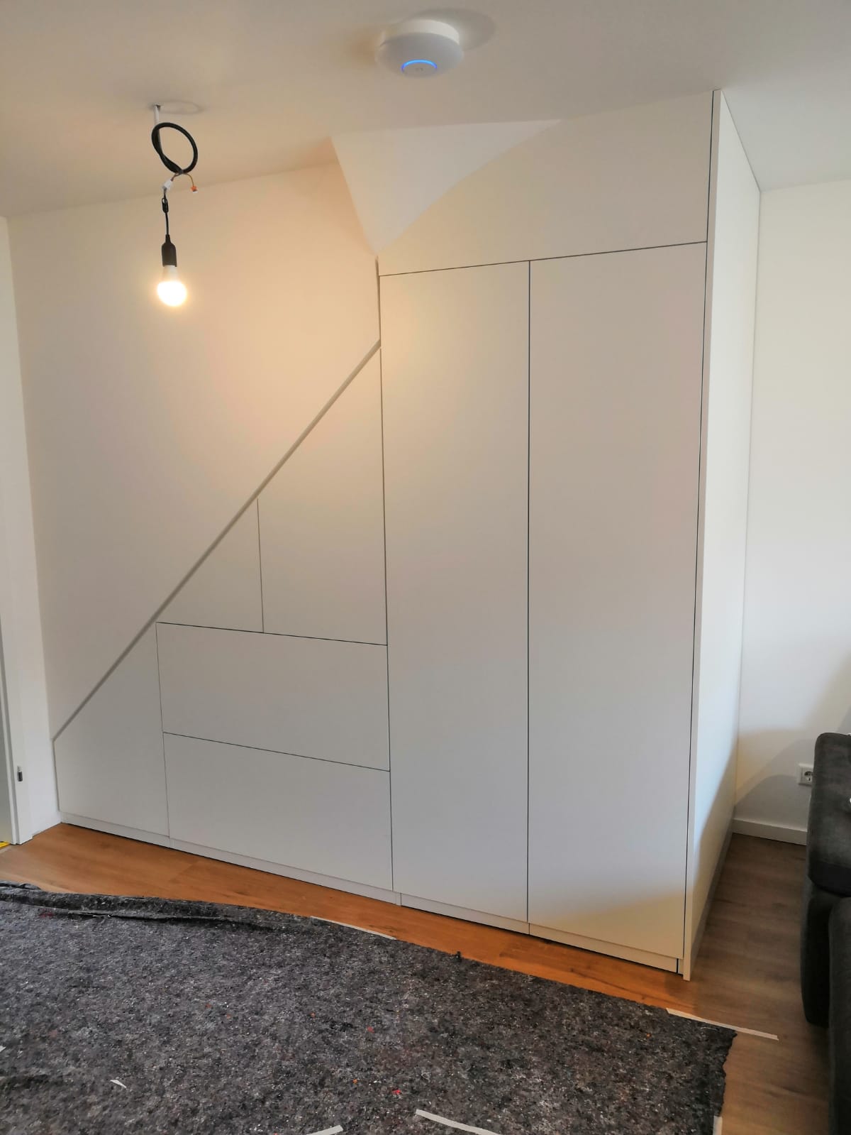 Maßgefertigter Stauraum unter der Treppe