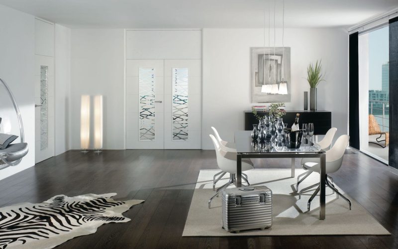 0476_L_Tuerelemente_designorientierte_Wohnform_ROYAL_Glas_Mikado_geschosshoch_Drehtueren_1-flg.WindfangxOberblende-1