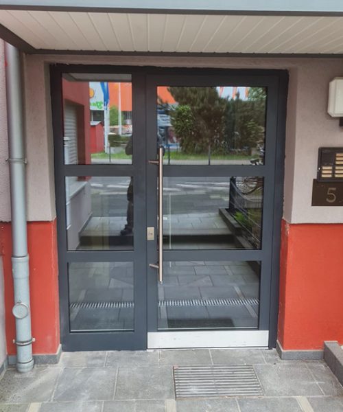 Neue Haustüranlagen für Mehrfamilienhäuser