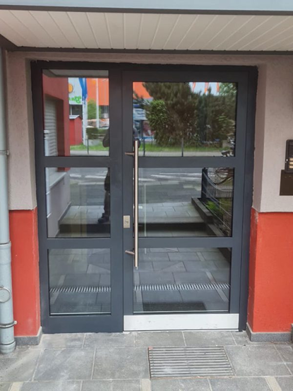 Neue Haustüranlagen für Mehrfamilienhäuser
