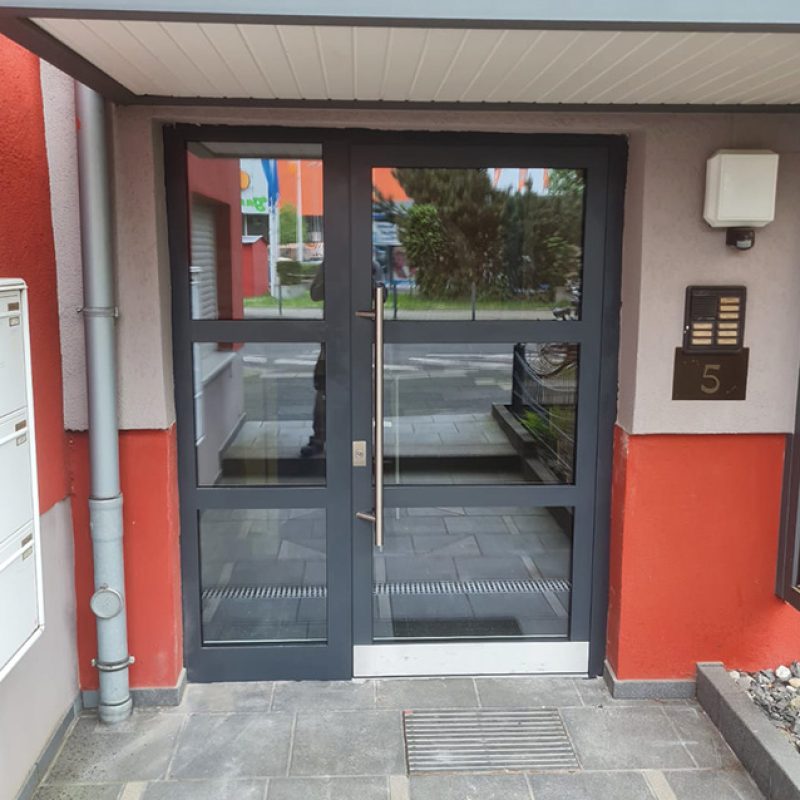 Neue Haustüranlagen für Mehrfamilienhäuser