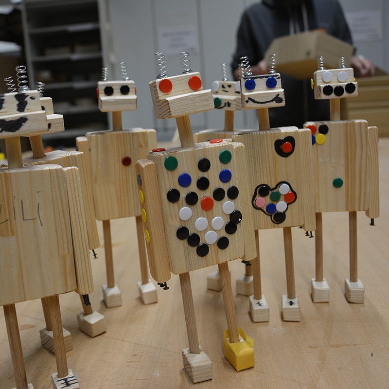 Kinder basteln und schmücken Weihnachtsbaum