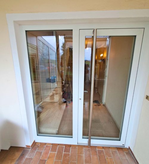 Modernisierung von Haustür und Treppenhausfenster