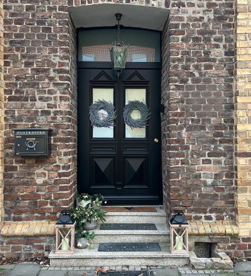 Neue Haustür im klassischen Stil – mit moderner Technik