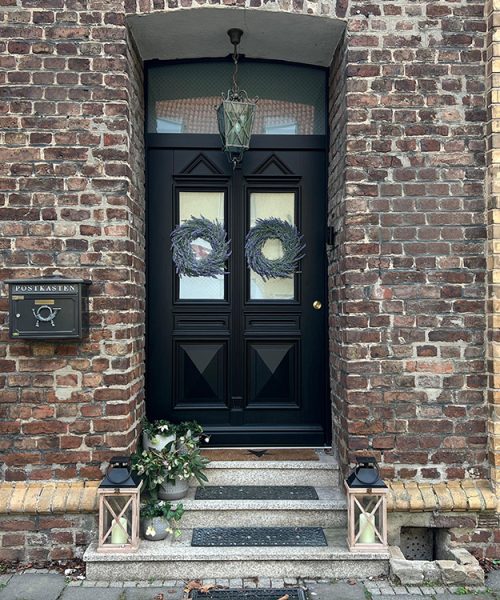 Neue Haustür im klassischen Stil – mit moderner Technik