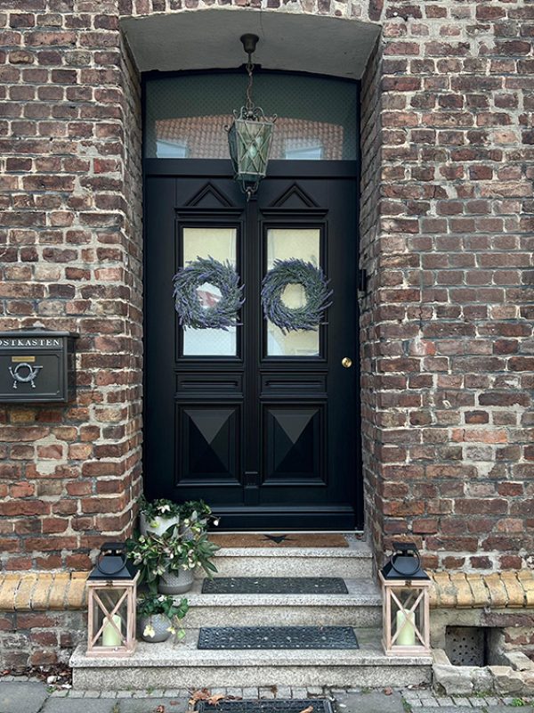 Neue Haustür im klassischen Stil – mit moderner Technik