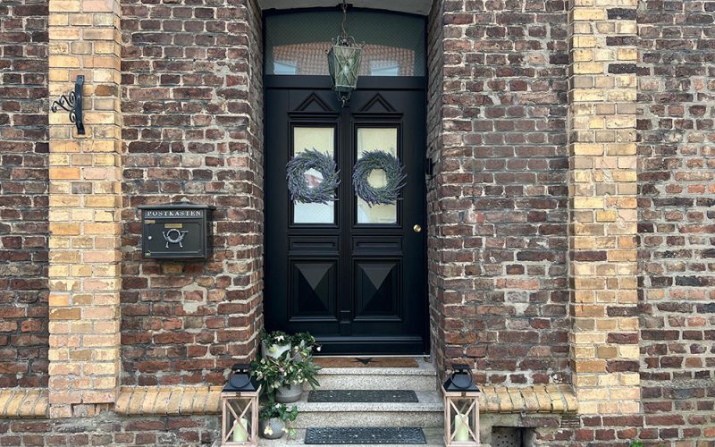 Neue Haustür im klassischen Stil – mit moderner Technik