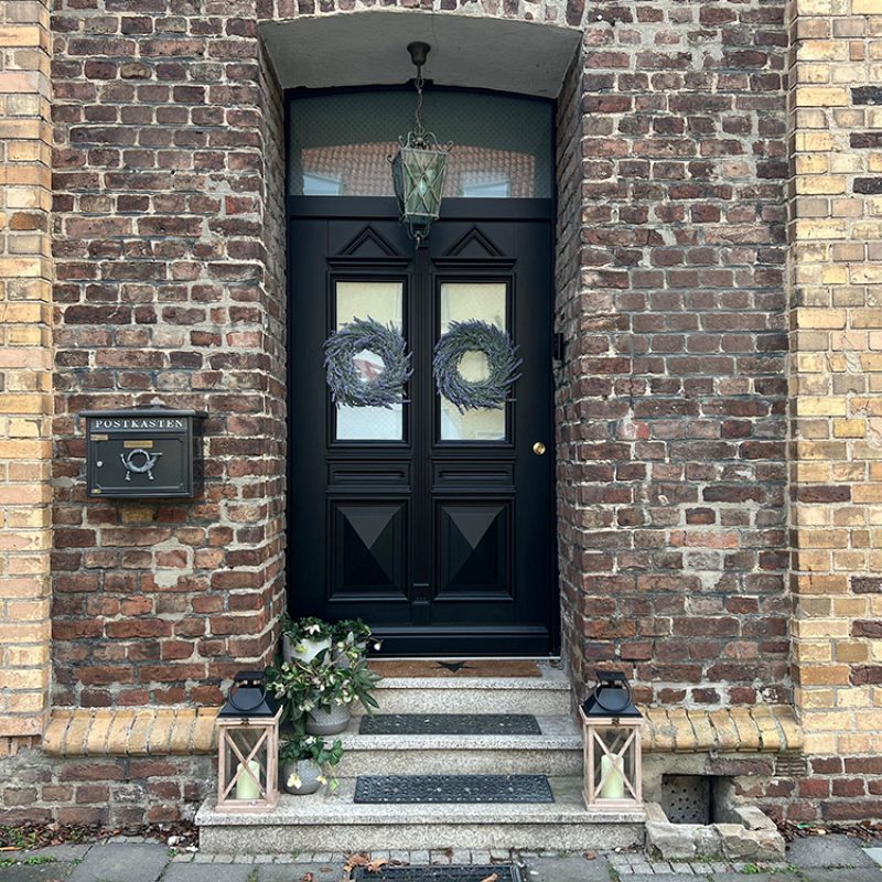 Neue Haustür im klassischen Stil – mit moderner Technik