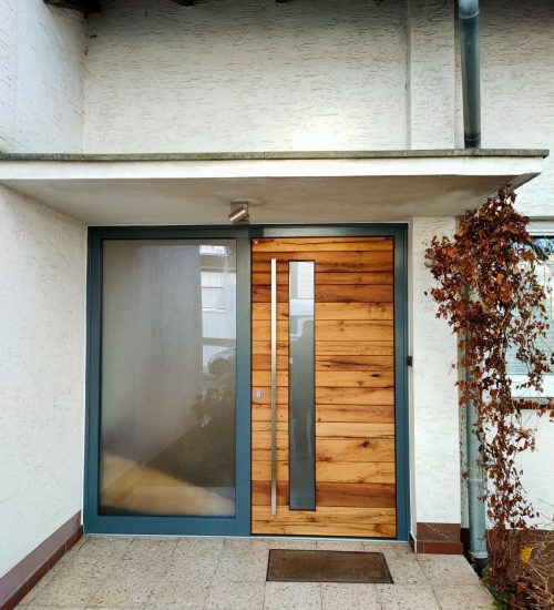 Neue Haustür im modernen Holzdesign