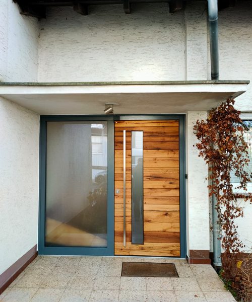 Neue Haustür im modernen Holzdesign