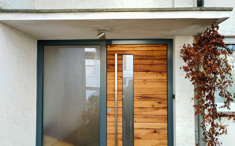Neue Haustür im modernen Holzdesign