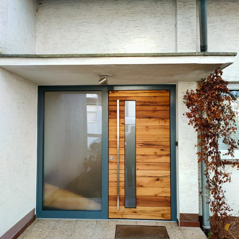 Neue Haustür im modernen Holzdesign