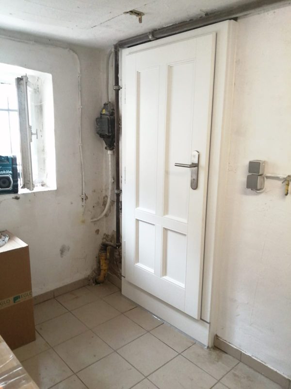 Nebeneingangstür nachher