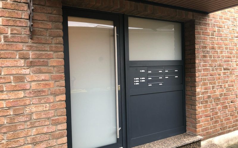 Neue Haustür für ein Mehrfamilienhaus – Maßarbeit bis ins Detail