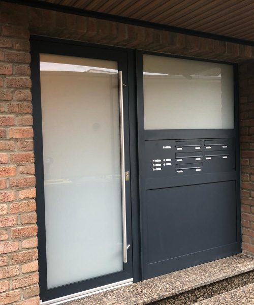 Neue Haustür für ein Mehrfamilienhaus – Maßarbeit bis ins Detail