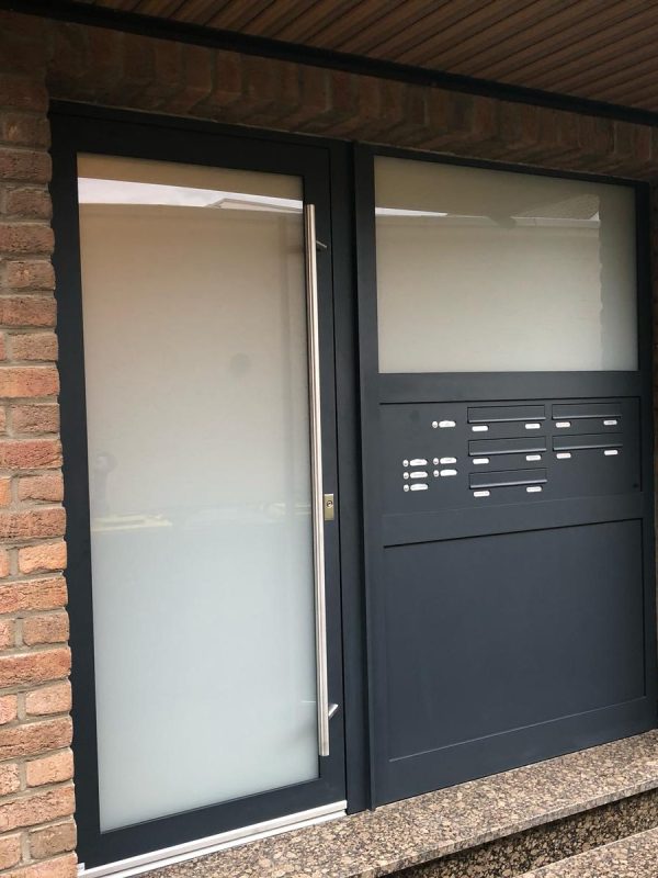 Neue Haustür für ein Mehrfamilienhaus – Maßarbeit bis ins Detail