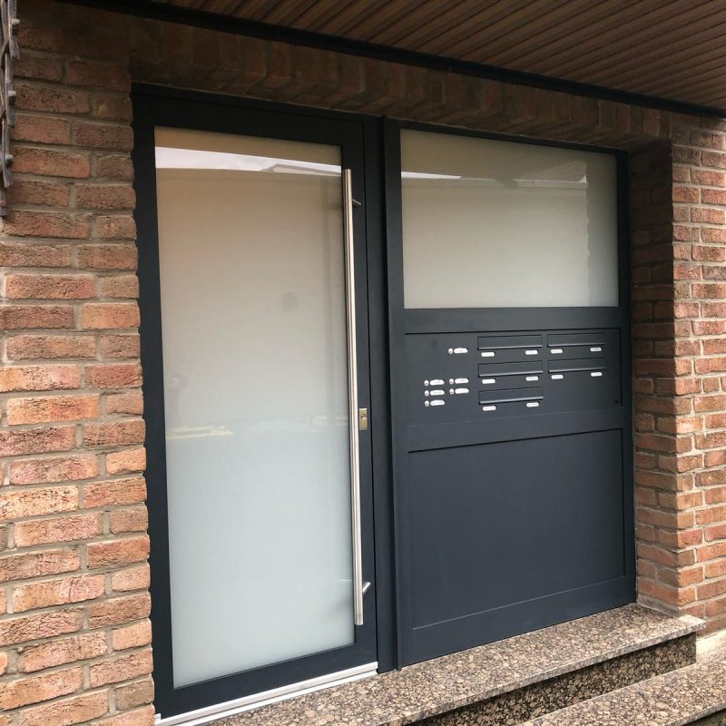 Neue Haustür für ein Mehrfamilienhaus – Maßarbeit bis ins Detail