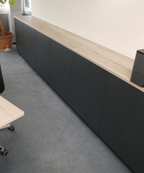 fertiges Ergebnis der Aktenschränke und des Schreibtisches