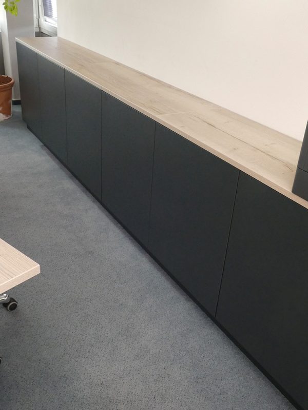 fertiges Ergebnis der Aktenschränke und des Schreibtisches