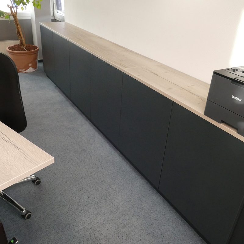 fertiges Ergebnis der Aktenschränke und des Schreibtisches