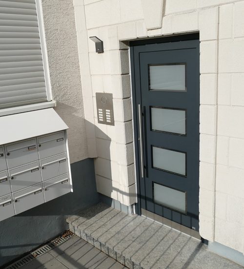 Neue sichere Haustür für ein Mehrfamilienhaus in Bonn