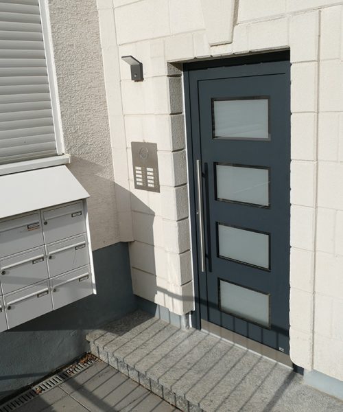 Neue sichere Haustür für ein Mehrfamilienhaus in Bonn