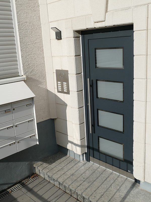 Neue sichere Haustür für ein Mehrfamilienhaus in Bonn