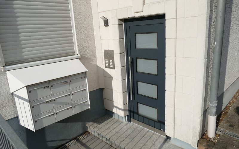 Neue sichere Haustür für ein Mehrfamilienhaus in Bonn