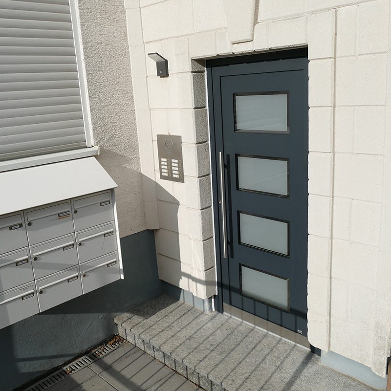 Neue sichere Haustür für ein Mehrfamilienhaus in Bonn