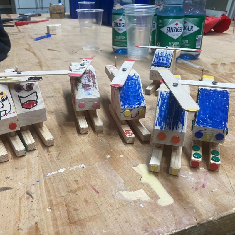 Kinder schmücken Weihnachtsbaum und basteln