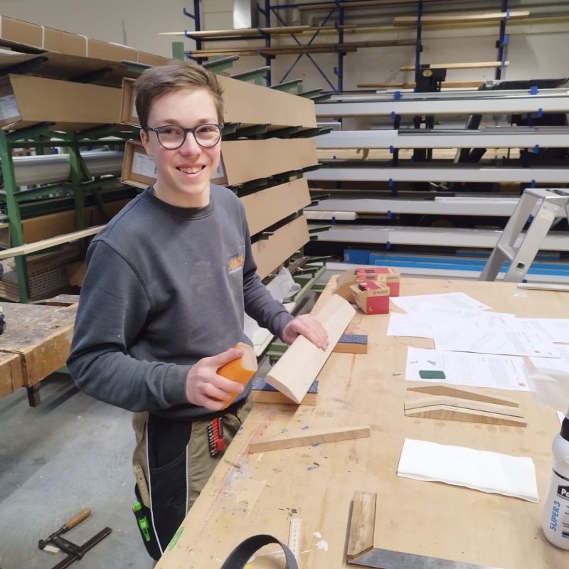 Unser Azubi Ole stellt seine erste Garderobeleiste her