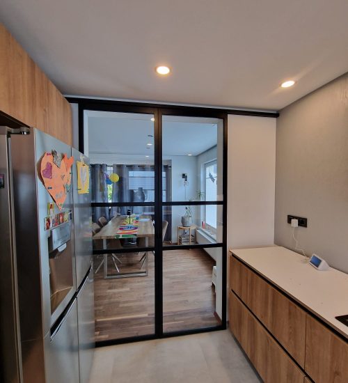 Loft-Schiebetür für die Küche – stilvolle Trennung mit lichtdurchlässigem Design
