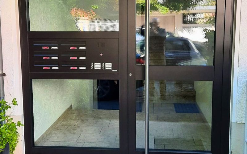 Moderne Haustür für ein Mehrfamilienhaus