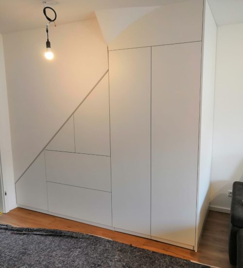 Maßgefertigter Stauraum unter der Treppe