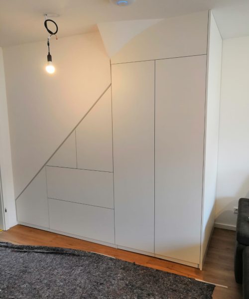Maßgefertigter Stauraum unter der Treppe