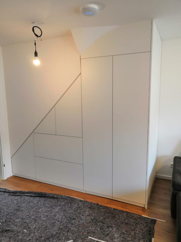 Maßgefertigter Stauraum unter der Treppe