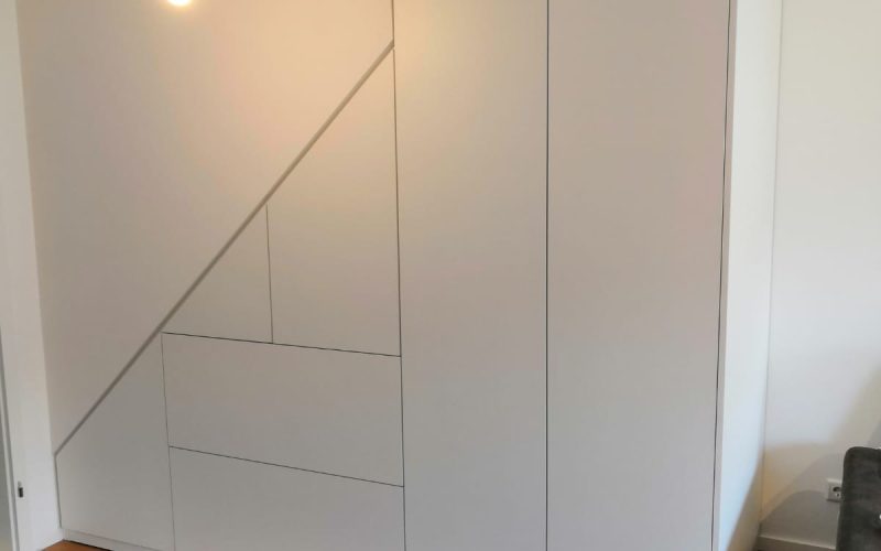 Maßgefertigter Stauraum unter der Treppe