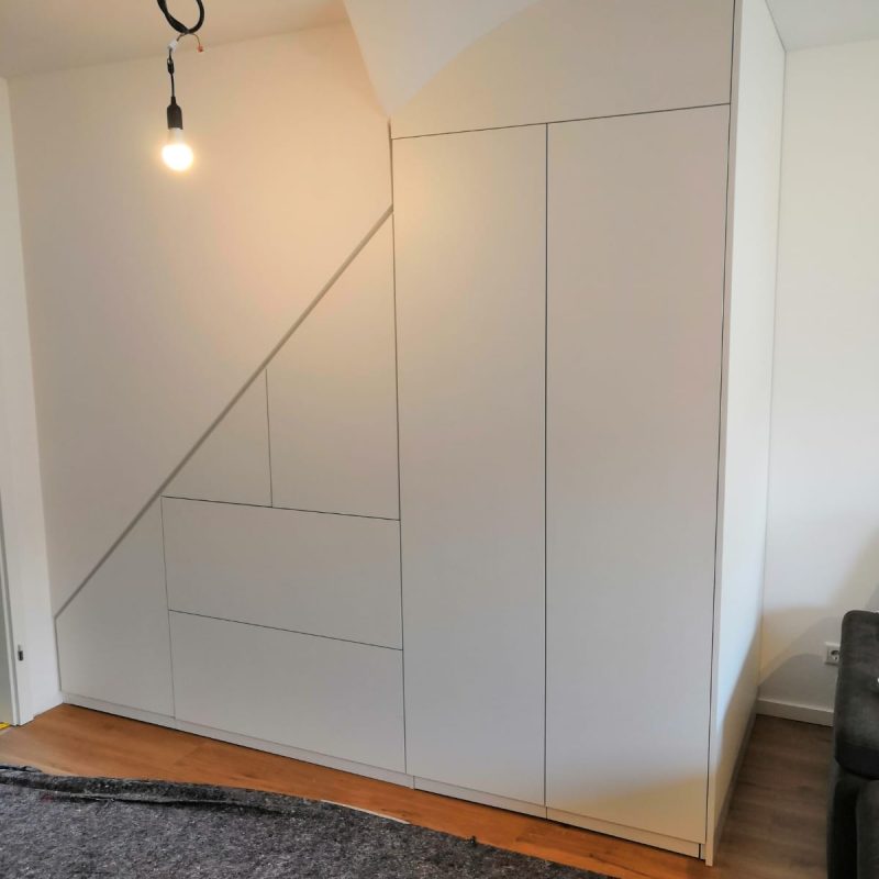 Maßgefertigter Stauraum unter der Treppe