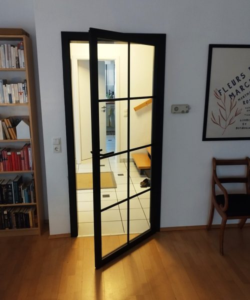 Eine Lofttür mit Holzzarge